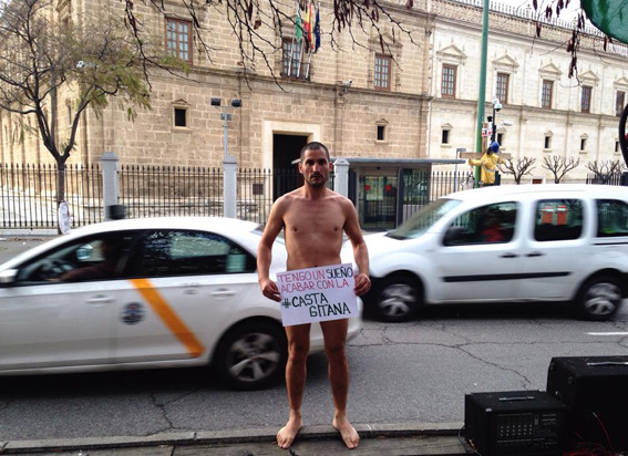 Un rom din România a protestat în pielea goală în fața Parlamentului din Andaluz