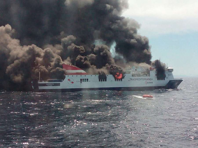 Palma de Mallorca: Români salvați de la bordul unui feribot în flăcări