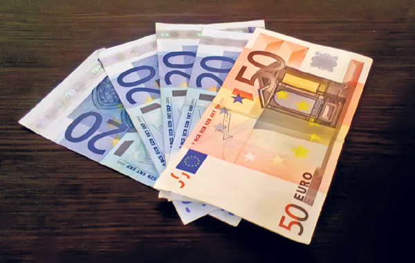 Europa, invadată de euro falși! Vezi cum poți recunoaște banii contrafăcuți