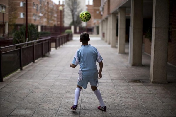 Motivul pentru care un copil român de 13 ani nu poate juca fotbal în Spania