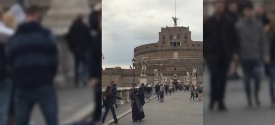 VIDEO! Inspirat de suporterii olandezi! Un fan ceh a urinat pe o cerșetoare, la Roma