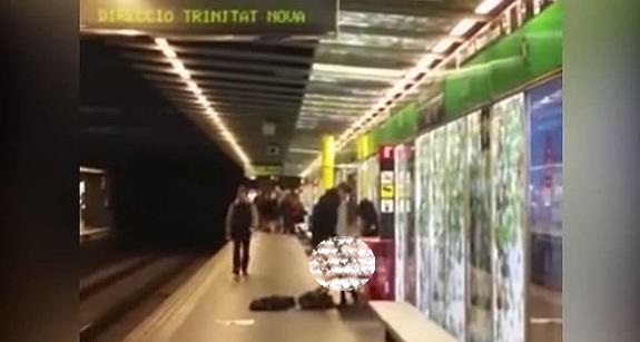 VIDEO – Scene fierbinți la metroul din Barcelona. Deputată CUP: „Nu e nimic anormal”