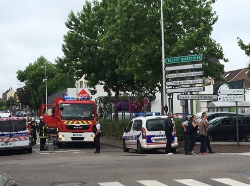 Coșmarul continuă în Franța. Luare de ostatici într-o biserică. Atentatorii au fost împușcați de poliție