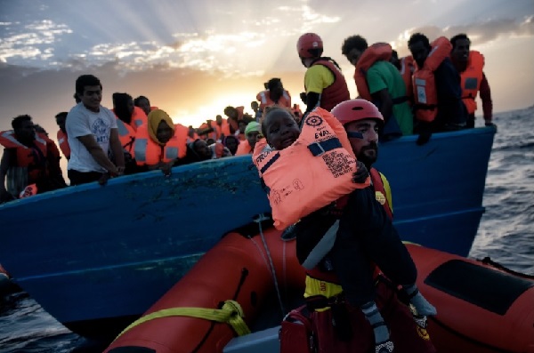 VIDEO. Șocant! Moarte în masă pe Marea Mediterană. „Stăteau pe corpurile imigranților morți”