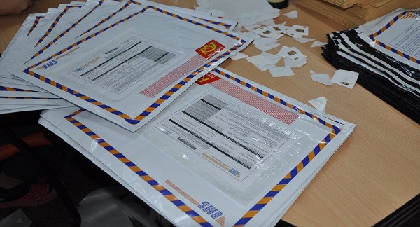 Primele plicuri cu buletinele de vot pentru românii din străinatate au plecat către alegători