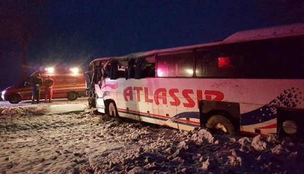 VIDEO.Un autocar Atlassib care se îndrepta spre Spania s-a răsturnat. Două persoane rănite