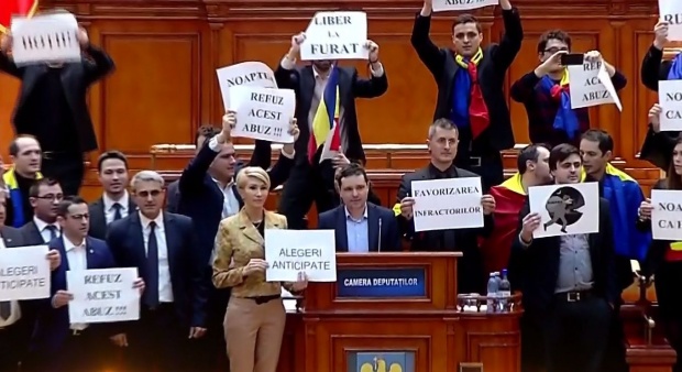 USR și PNL, protest  în plenul Camerei Deputaţilor. „Nu legalizați furtul în România!”