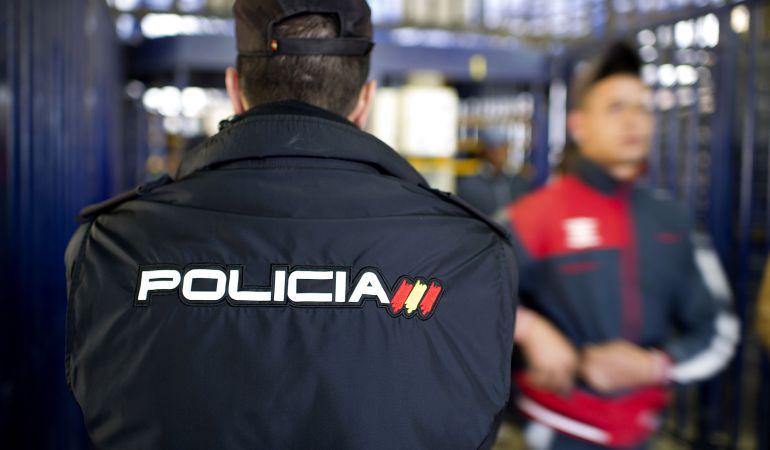 Spania. Polițist atacat de un bărbat înarmat cu un cuțit. Agresorul a strigat „Allahu akbar!”