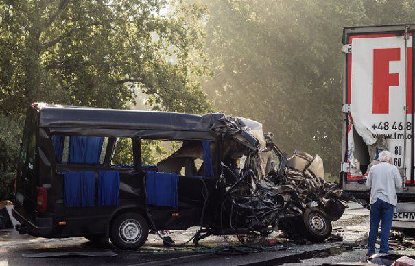 VIDEO. Accident grav în Ungaria, între un microbuz care venea din Anglia şi un TIR: Trei români au murit, şase sunt răniţi