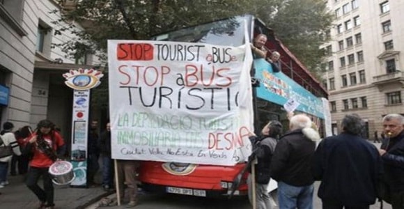 VIDEO. Barcelona. Bărbaţi mascaţi atacă autobuzele cu turişti. „Credeam că sunt teroriști“