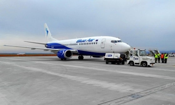 Probleme la o cursă Blue Air Iaşi – Barcelona. Avionul cu 180 de pasageri la bord a fost întors la sol