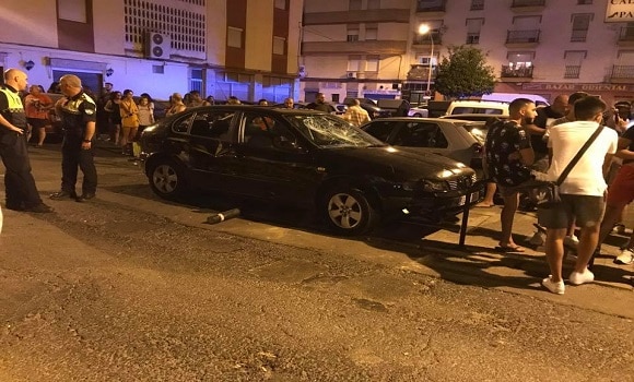 VIDEO.Panică în Huelva! Un bărbat a intrat cu mașina într-un grup de oameni aflați pe terasa unui bar. Două persoane grav rănite