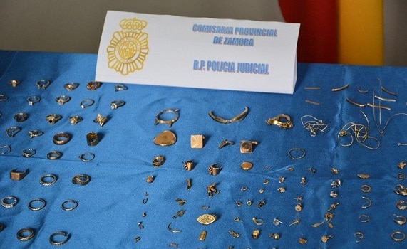 GALERIE FOTO. Cum arată expoziția cu bijuteriile din aur furate de români, organizată de Poliția Națională din Zamora